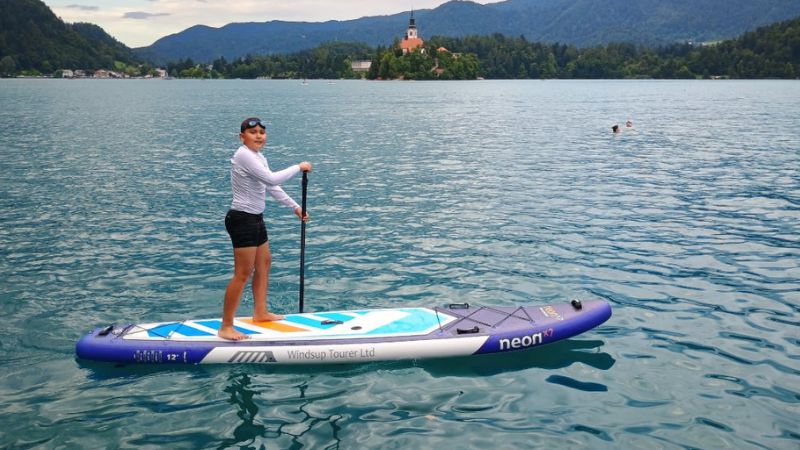 neon x7 touring nafukovaci paddleboard na vode kluci